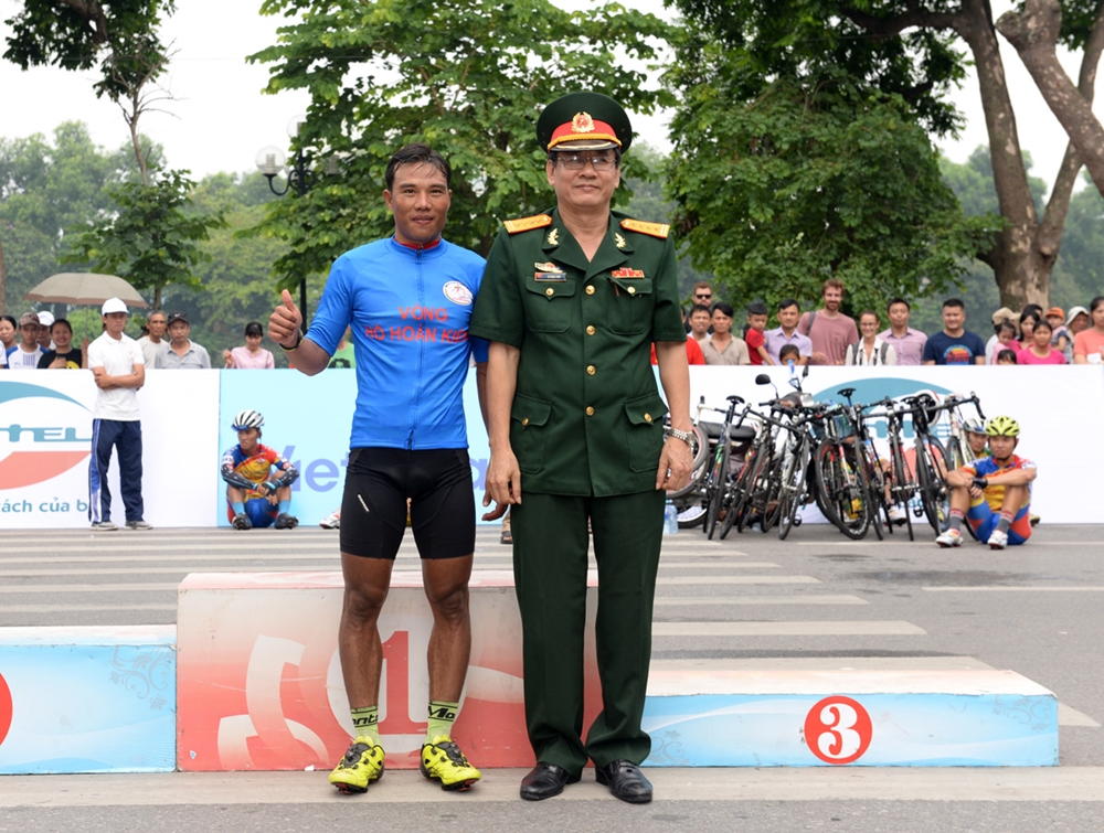 Áo xanh chặng 1 được trao cho VĐV Nguyễn Trường Tài, Đội trẻ Thành phố Hồ Chí Minh.